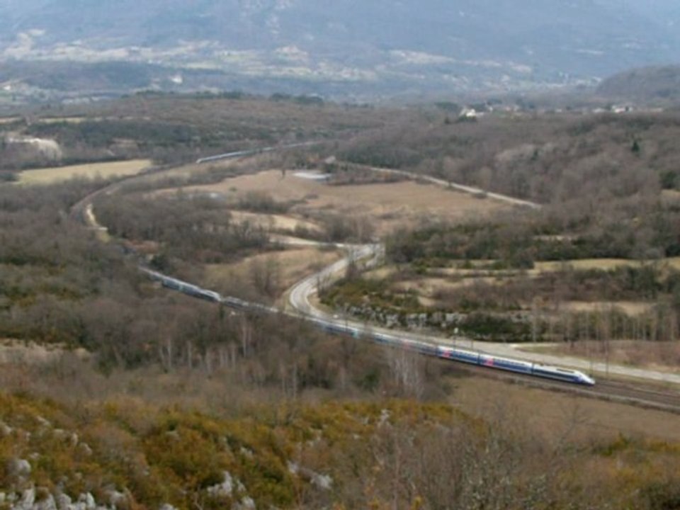 Croisement entre 2 UM de TGV Duplex à Artemare