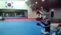 Elle touche 4 cibles en un mouvement de Taekwondo