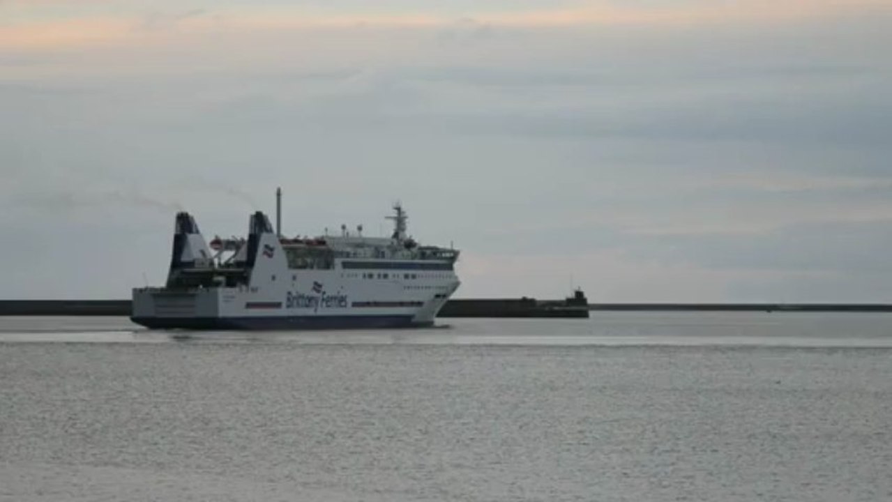 Cherbourg : appareillage du ferry Barfleur