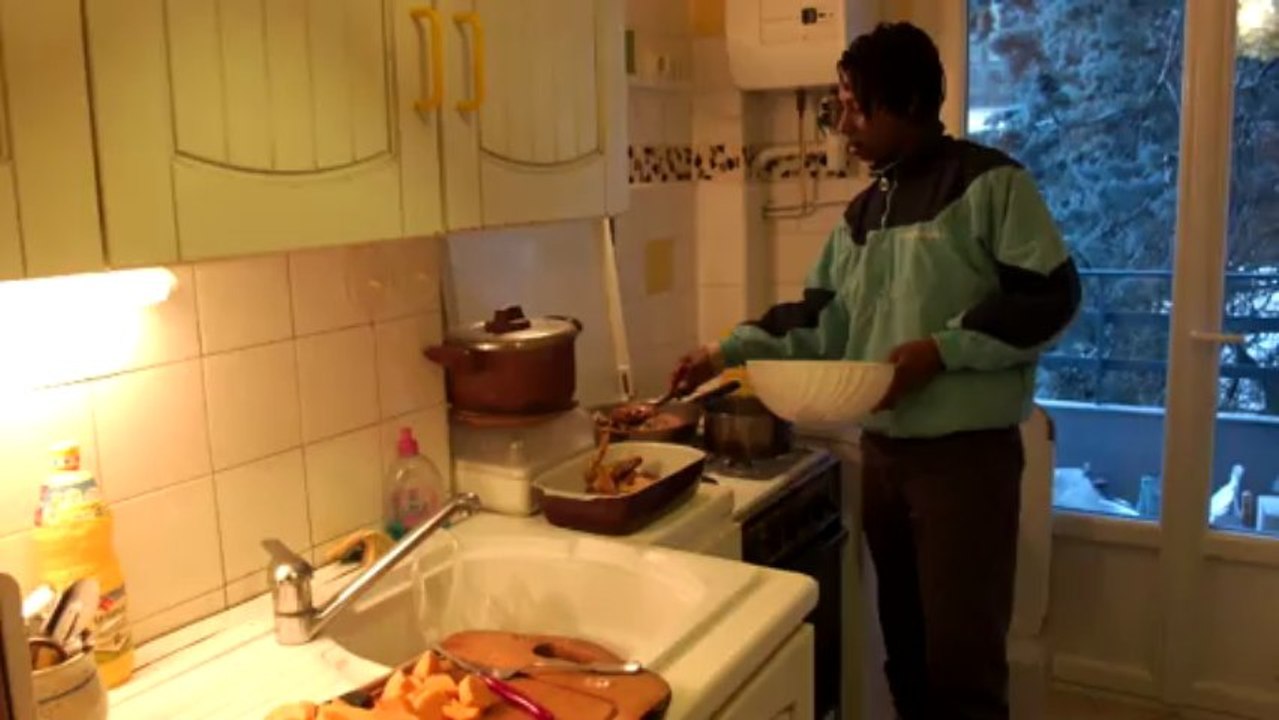 Sanya fait la cuisine chez nous