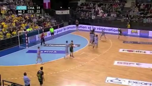 Le gardien de Cesson-Rennes Yann Genty réalise un pastis lors de la 18e journée de D1 de handball face à Chambéry