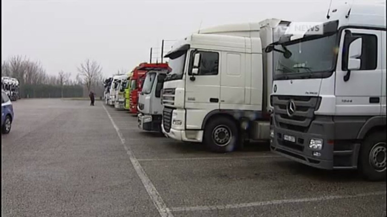 TIR BLOCCATI PER NEVE, FIOCCANO LE PROTESTE