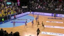 Le Chambérien Grégoire Detrez inscrit un tir dans le dos lors de la 18e journée de D1 de handball face à Cesson-Rennes