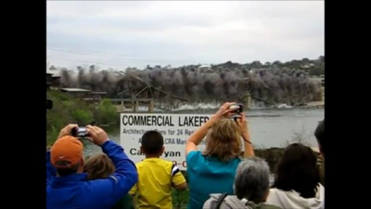 Vivez la destruction d'un pont vieux de 77 ans en slow motion