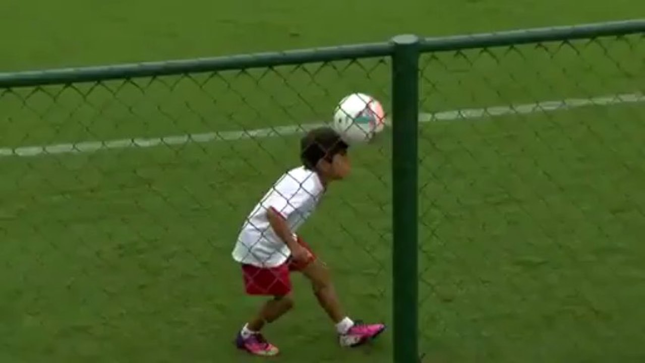 Ο Ροναλντίνιο κάνει "κόλπα" με τη μπάλα!