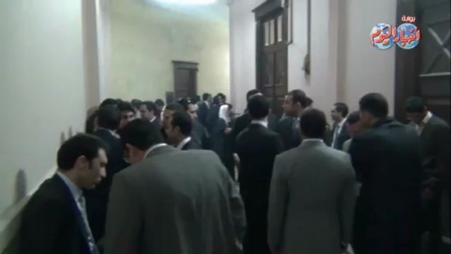 أعضاء النيابة العامة يحاصرون مكتب النائب العام