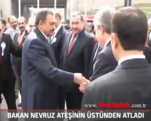 Bakan Nevruz ateşinin üstünden atladı
