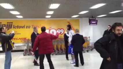 Ο Γιώργος Σαμαράς φωτογραφίζεται με Βόσνιους φιλάθλους