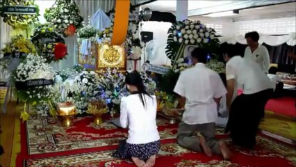 Mourners mass for cremation of Khmer Rouge leader