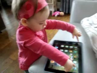 BEBE JOUE À IPAD
