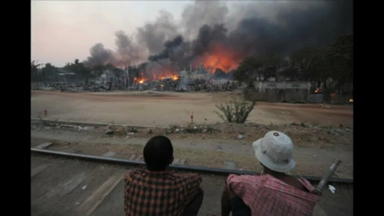Mobs roam streets of riot-hit Myanmar town