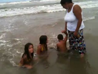 FELIPE BRINCANDO COM AMIGUINHAS QUE FEZ NA PRAIA.