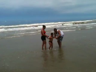 FELIPE PISANDO NA ÁGUA DO MAR PELA PRIMEIRA VEZ (3)