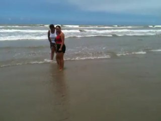 FELIPE PISANDO NA ÁGUA DO MAR PELA PRIMEIRA VEZ (4)