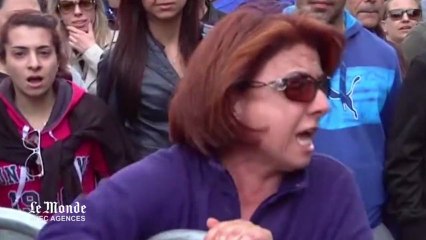 Les employés de banque manifestent devant le Parlement chypriote