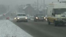 Neve deixa milhares de britânicos sem luz