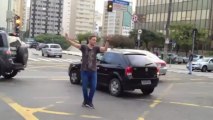 Cidadãos paulistanos tentam ajudar no caos do trânsito