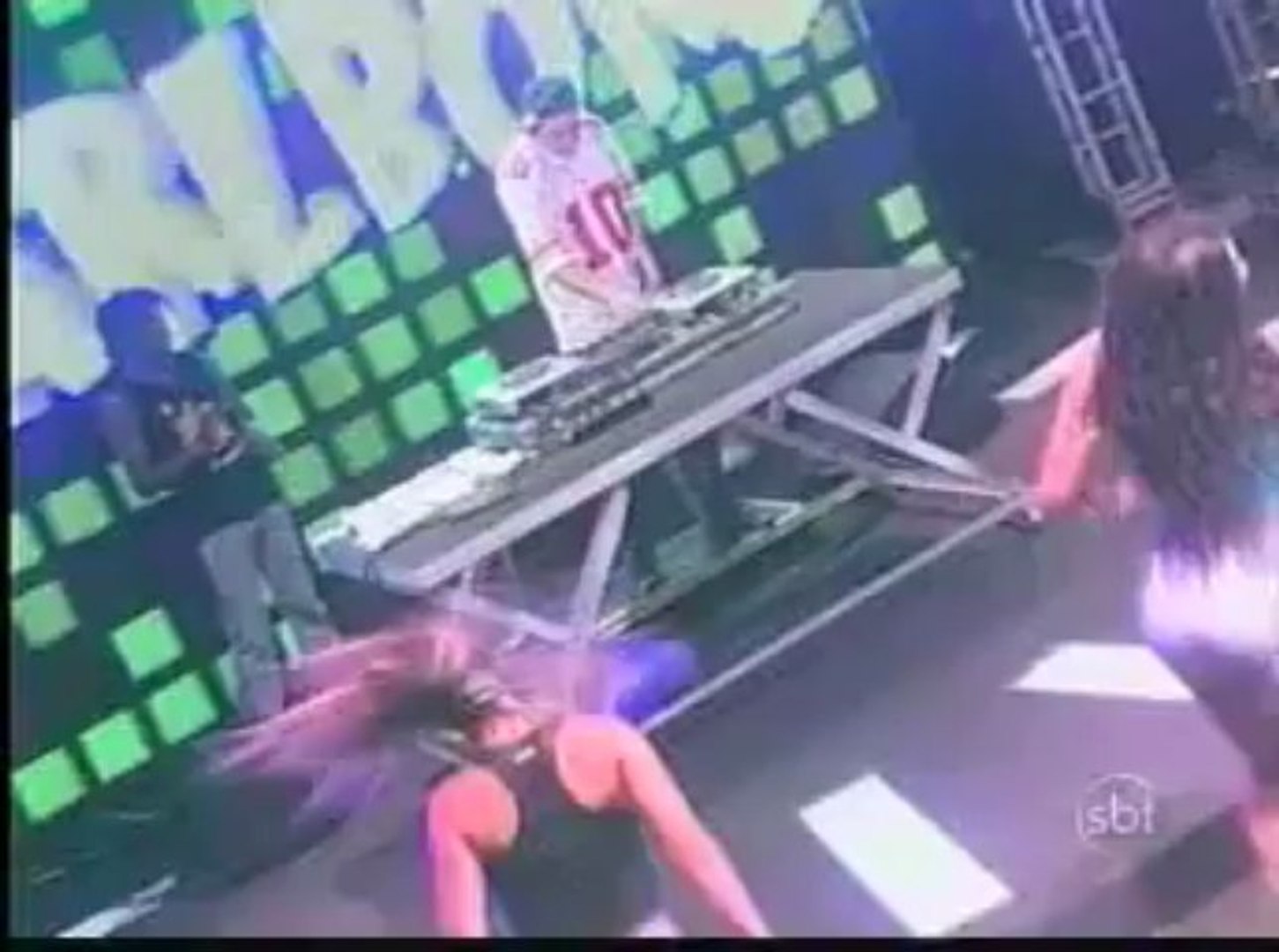 Baile funk tem mulher nua e simulação de sexo