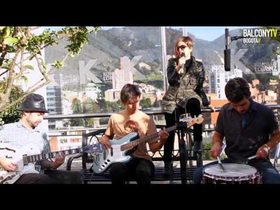 PAULA ARENAS - SOLA (BalconyTV)