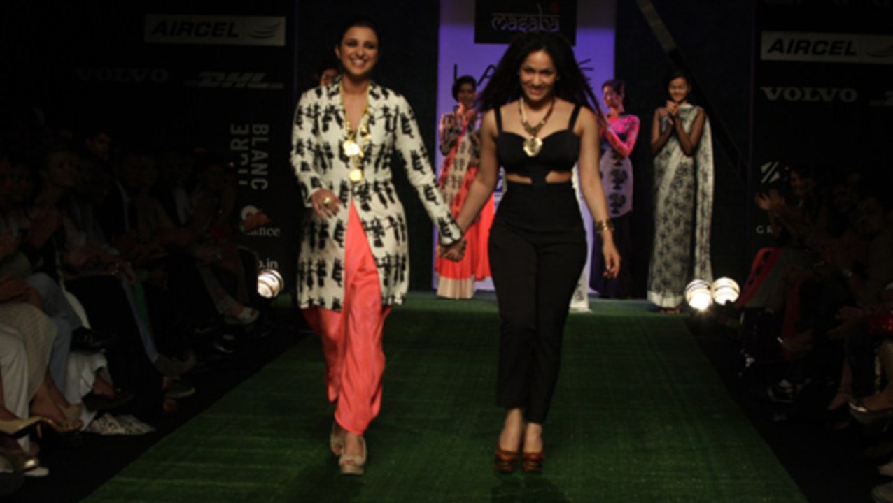 Parineeti Chopra Walks The Ramp For Masaba @ Lakme Fashion Week 2013 !