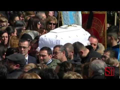 Napoli - I funerali del bimbo morto soffocato da mozzarella 1 (22.03.13)