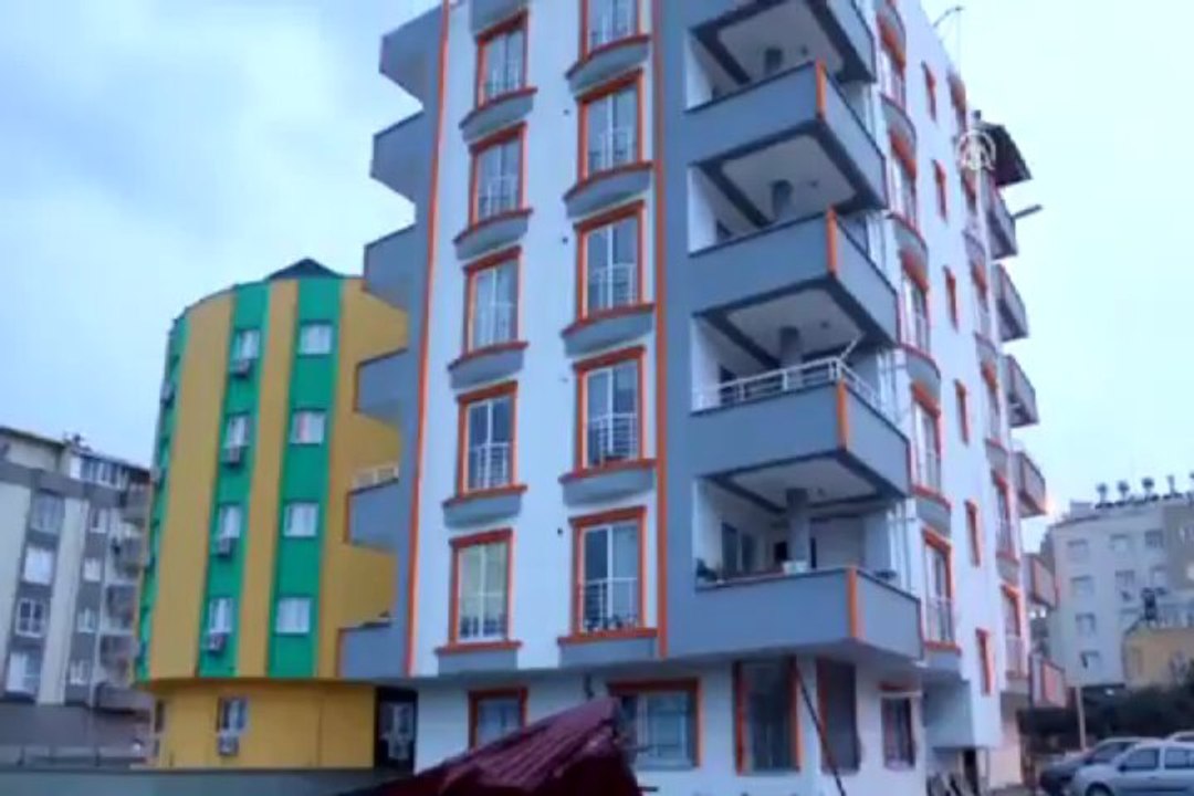 Fırtına ağaçları devirdi