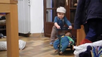 Tao et sa chaise à roulettes