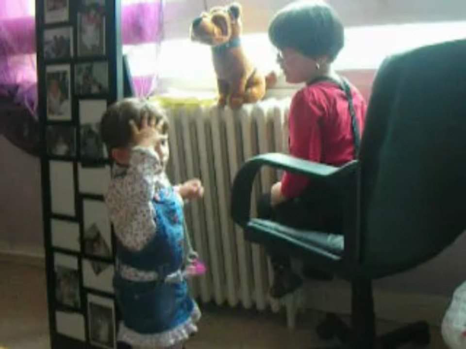 003lea est eliza chez mamie clic clic