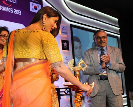Hot Kareena Lights the Lamp@ FICCI Frames 2013