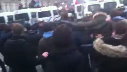 Devant le Rond-Point des Champs-Elysées