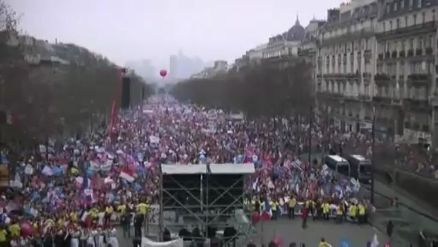 Des dizaines de milliers de personnes défilent contre le mariage pour tous