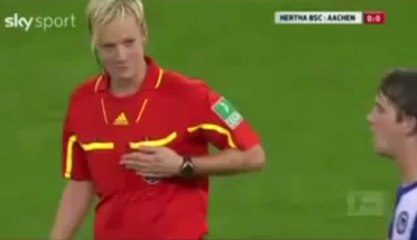 ‫اوسخ لاعب في كرة القدم‬ - مسك صدر اللاعبة - YouTube