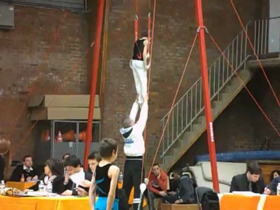 compétition de gym pour Eliot  le 23 mars 2013 à Houdeng (la Louvière). Les anneaux
