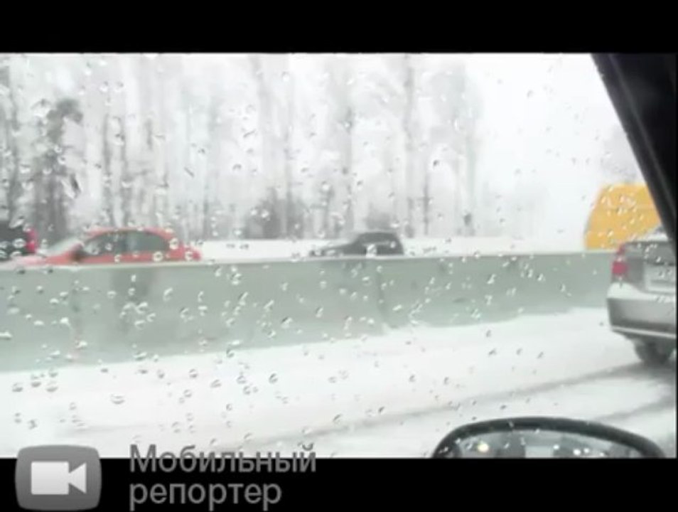 МКАД "встал" после мелких ДТП в сильный снегопад в Москве