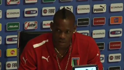 Balotelli: "Non rigetterei la maglia dell'Inter a terra"