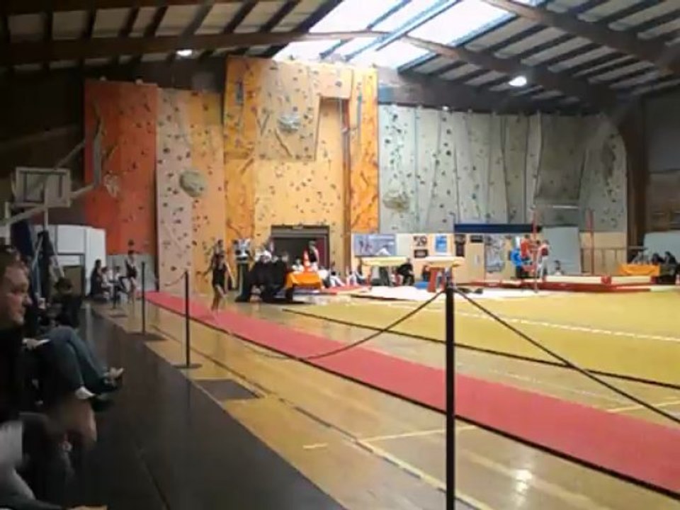 compétition de gym pour Eliot  le 23 mars 2013 à Houdeng (la Louvière). Le saut de cheval