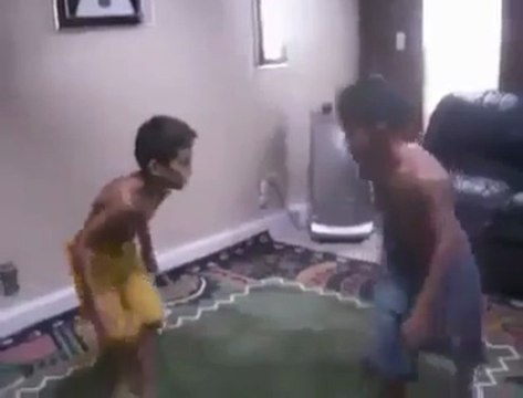 Enfants jouent au catch comme des pros