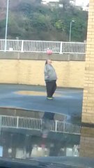 Скачать видео: Homme gros jongle avec son ballon