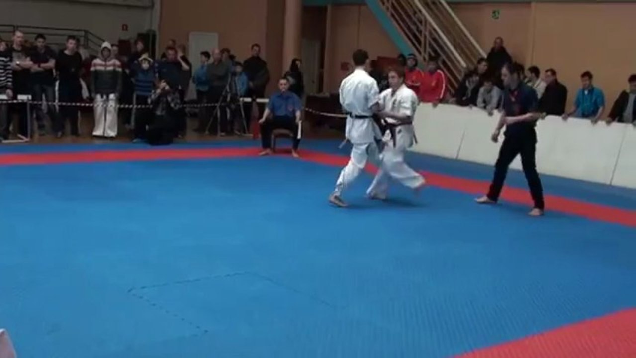 Il met un coup de pied à son adversaire en faisant un blackflip avant et le met KO !