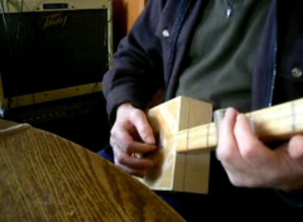 sur ma guitare boite à thé