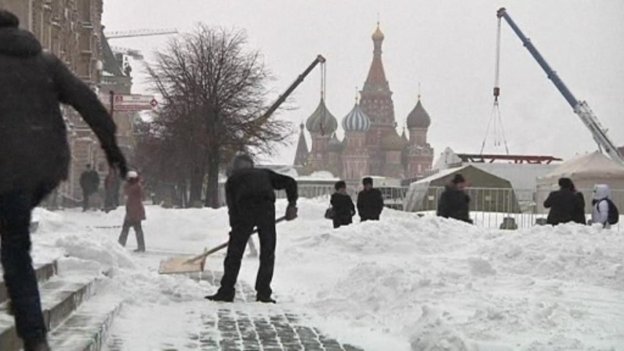 Heavy snowfall buries Moscow
