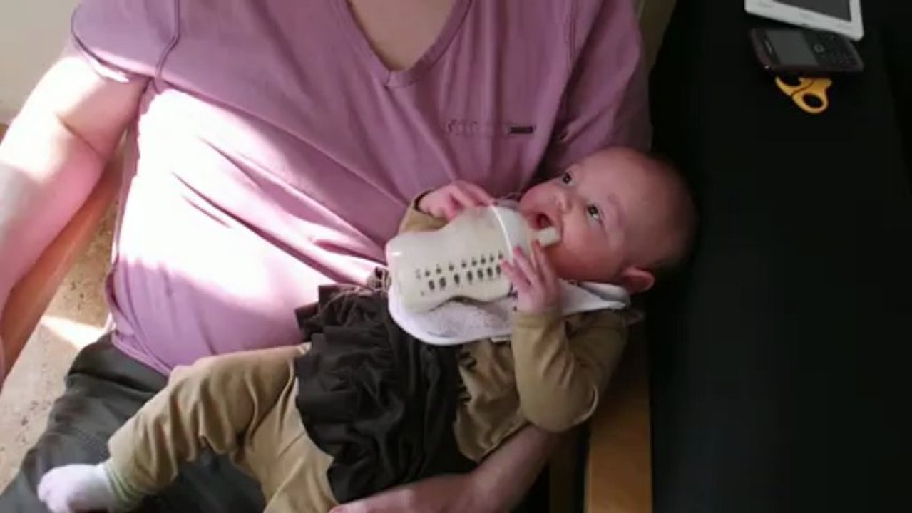 Julie boit son biberon toute seule