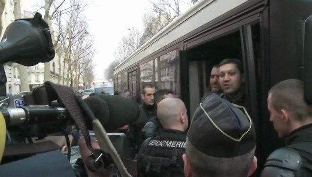 Devant le Medef, le face-à-face ouvriers de PSA et CRS