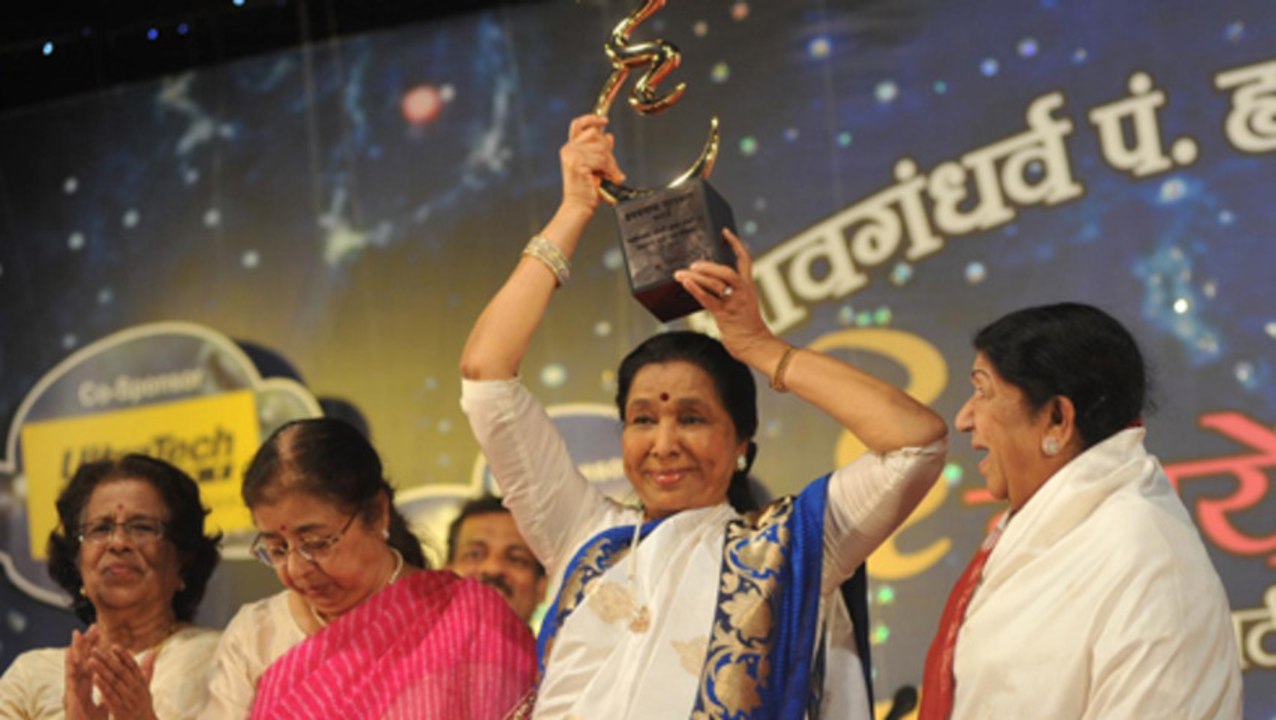 Lata Mangeshkar Honours Asha Bhosle With 'Hridaynath Mangeshkar Award' !