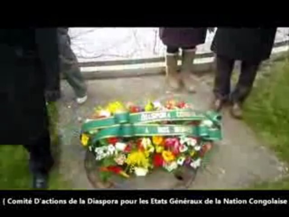 DÉPÔT DE FLEURS À PARIS EN HOMMAGE AUX CONGOLAIS QUI SONT MORTS LES MOIS DE MARS