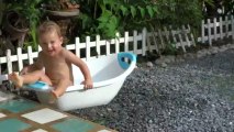 Liam s eclate dans son mini bain