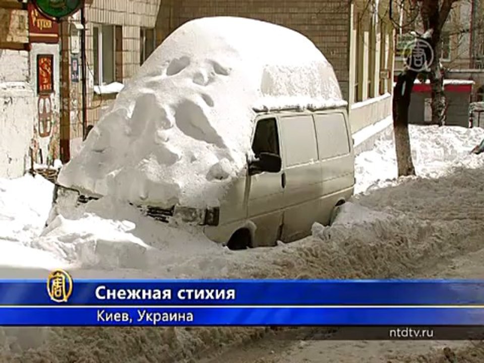 Борьба со снежной стихией продолжается в Киеве
