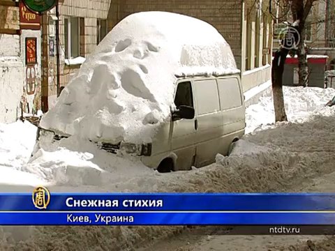 Борьба со снежной стихией продолжается в Киеве