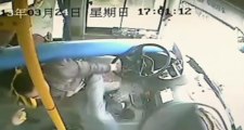 Motorista salva passageiros após poste destruir ônibus na China