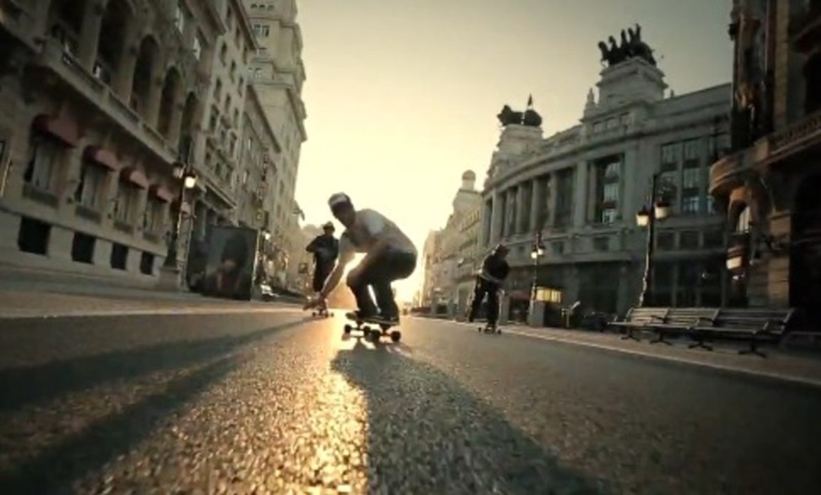 Madrid Longboard - Surfing in the city - 2012